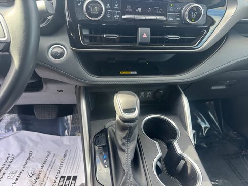 Used 2024 Toyota Highlander XLE image 11