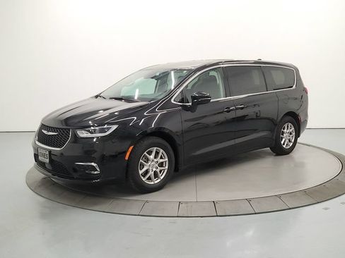 Used 2024 Chrysler Pacifica Touring-L FWD image 4