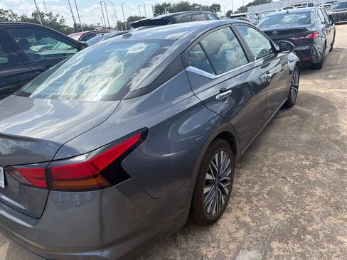 Used 2025 Nissan Altima 2.5 SV FWD image 5