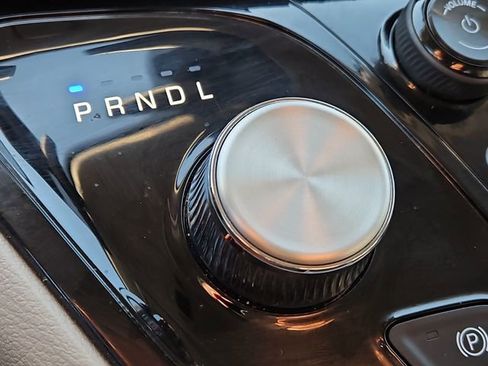 Used 2024 Chrysler Pacifica Touring-L image 16