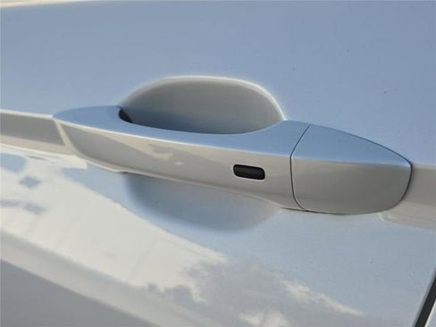 Used 2023 Volkswagen Tiguan SEL R-Line image 9