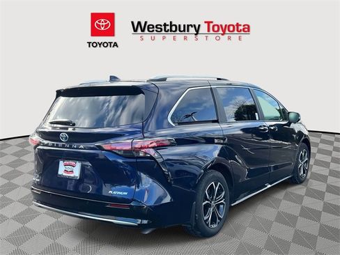 Used 2025 Toyota Sienna Platinum image 6