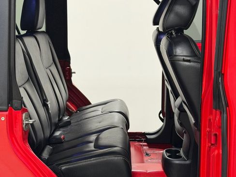 Used 2015 Jeep Wrangler Unlimited Rubicon w/ Connectivity Group image 10