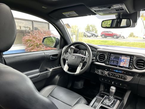 Used 2022 Toyota Tacoma Limited image 30