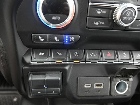 Used 2021 GMC Sierra 1500 AT4 w/ AT4 Premium Package AWD/4WD image 34