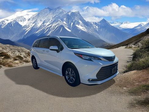 Certified 2023 Toyota Sienna XLE w/ XLE Plus Package image 7
