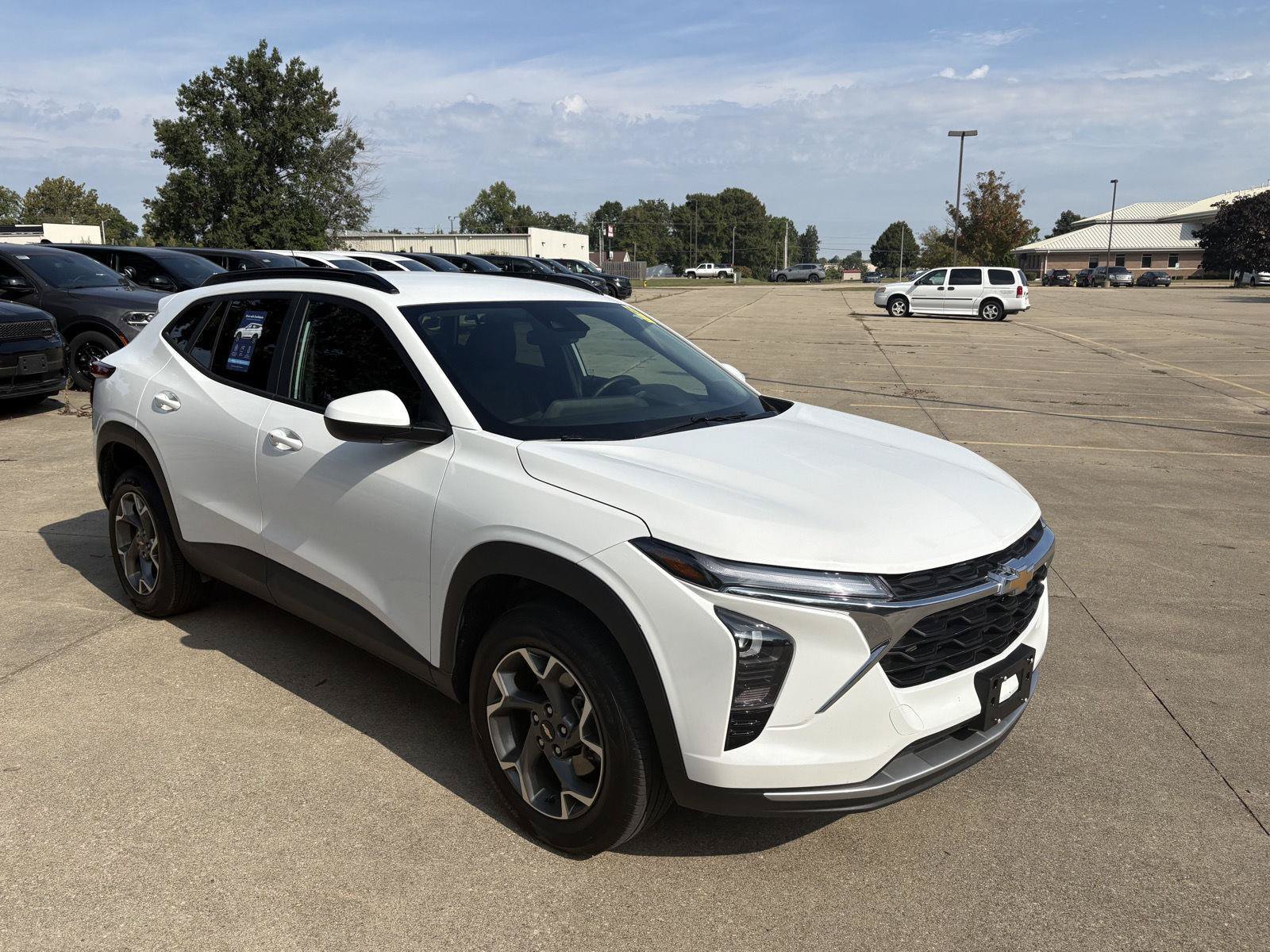Used 2025 Chevrolet Trax LT w/ LT Convenience Package FWD image 2