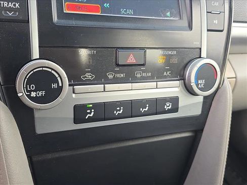 Used 2014 Toyota Camry L image 12