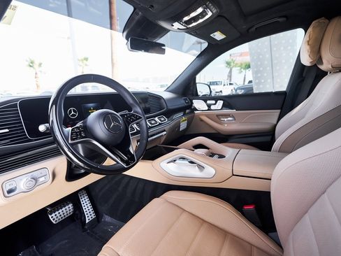 Used 2025 Mercedes-Benz GLS 580 4MATIC image 2