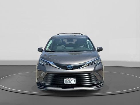Used 2022 Toyota Sienna LE w/ LE Plus Package AWD/4WD image 2