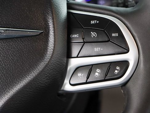 Used 2023 Chrysler Pacifica Touring-L FWD image 14