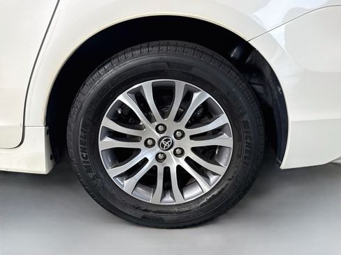Used 2020 Toyota Sienna XLE w/ XLE Navigation Package FWD image 37