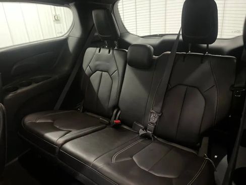 Used 2025 Chrysler Pacifica Select FWD image 16