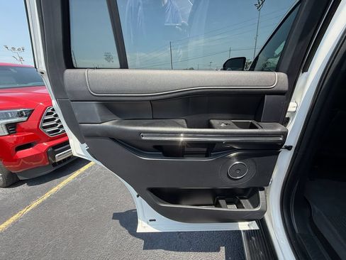 Used 2020 Ford Expedition XLT w/ Equipment Group 202A AWD/4WD image 18