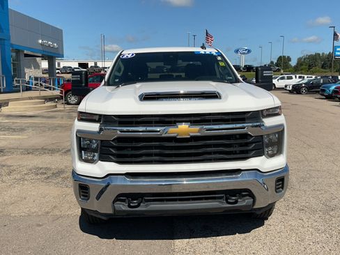 Used 2024 Chevrolet Silverado 2500 LT AWD/4WD image 2