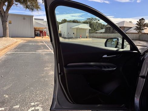 Used 2024 Cadillac XT4 Premium Luxury image 32