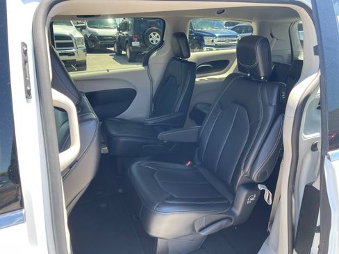 Used 2024 Chrysler Pacifica Touring-L FWD image 14