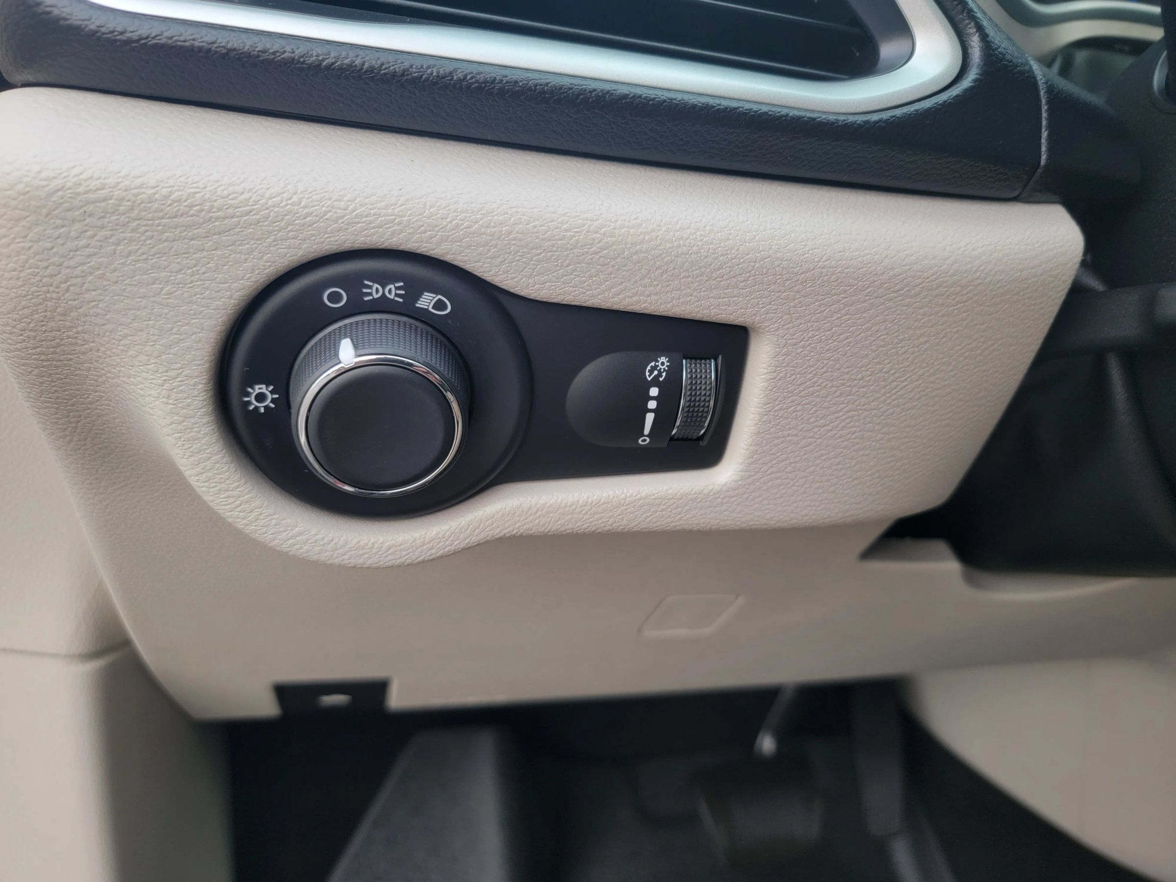 Used 2020 Chrysler Voyager L FWD image 19