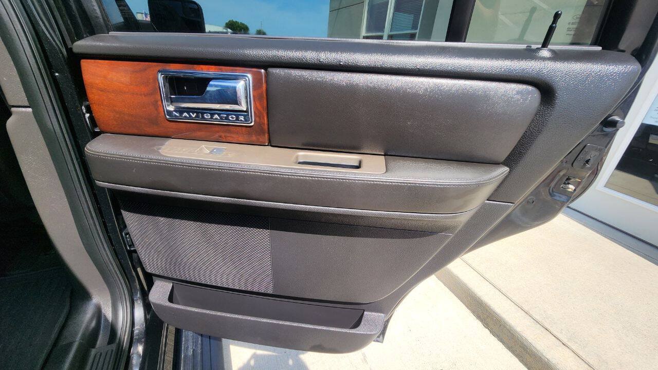Used 2013 Lincoln Navigator 4WD image 21