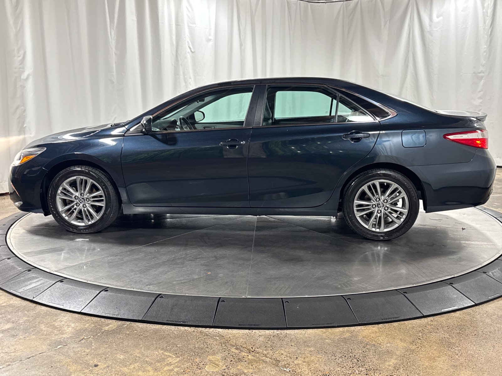 Used 2017 Toyota Camry SE FWD image 6