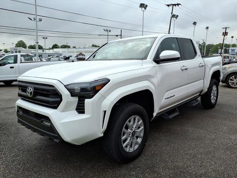 Used 2024 Toyota Tacoma SR5 AWD/4WD image 1