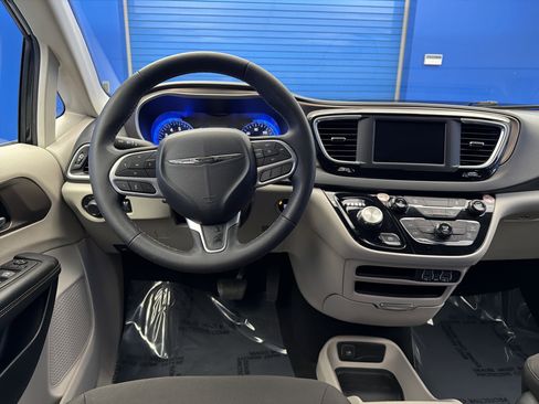 Used 2023 Chrysler Voyager LX image 27