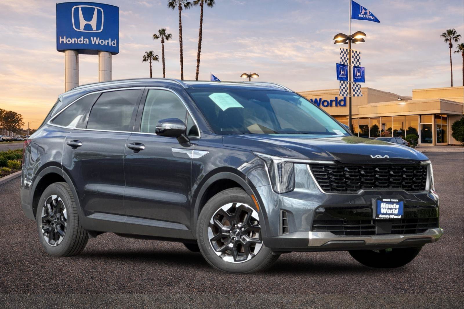 Used 2024 Kia Sorento S w/ Panoramic Sunroof Package FWD image 2
