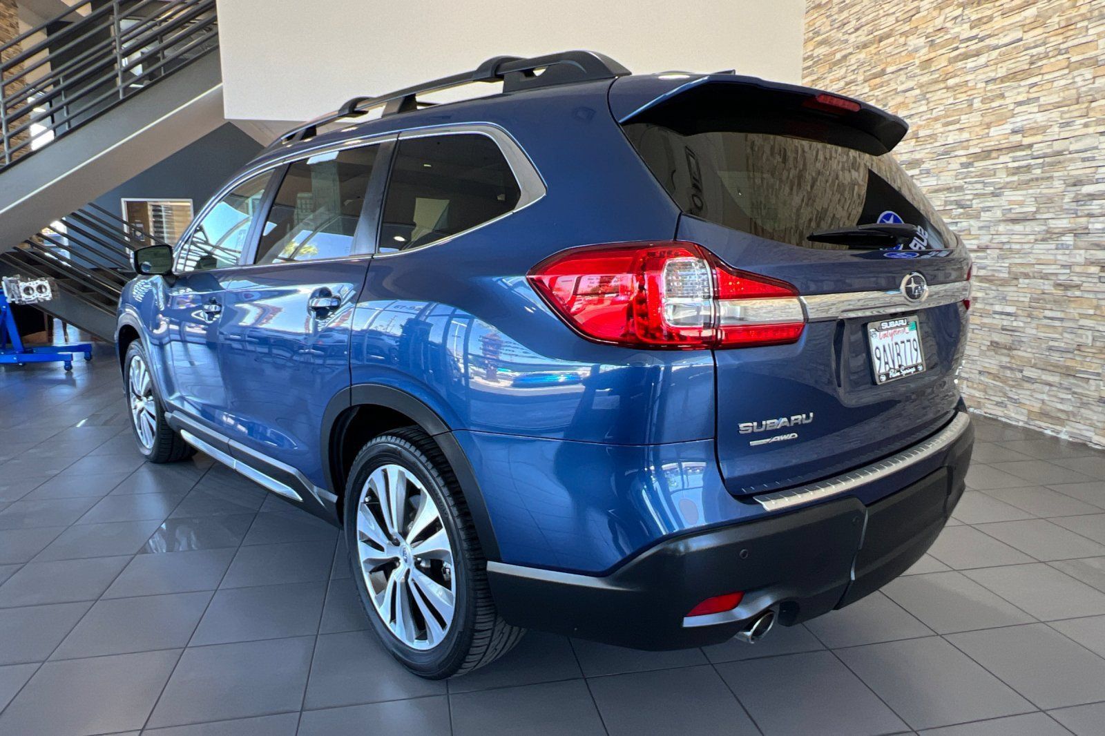 Used 2022 Subaru Ascent Limited w/ Technology Package AWD/4WD image 3