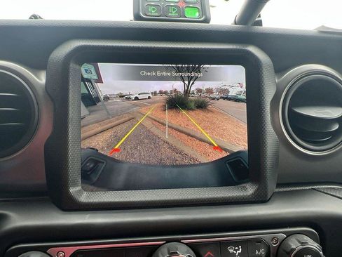 Used 2023 Jeep Gladiator Willys image 22