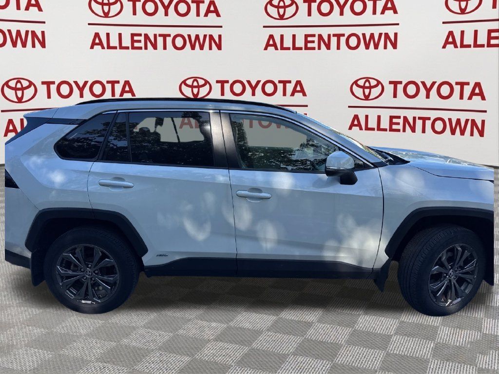 Used 2022 Toyota RAV4 XLE Premium AWD/4WD image 4