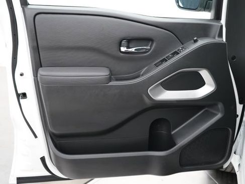 Used 2024 Nissan Frontier SV AWD/4WD image 9