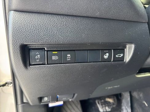 Used 2021 Toyota Venza XLE image 28