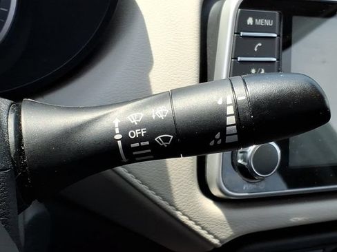 Used 2021 Nissan Versa SV FWD image 25