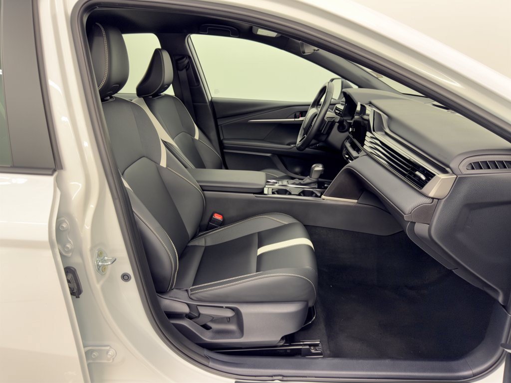 Used 2025 Toyota Camry SE FWD image 30