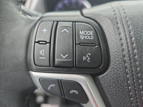 Used 2019 Toyota Highlander XLE AWD/4WD image 18