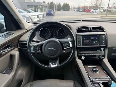 Used 2018 Jaguar F-PACE R-Sport image 4