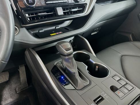 Used 2025 Toyota Highlander XLE FWD image 24