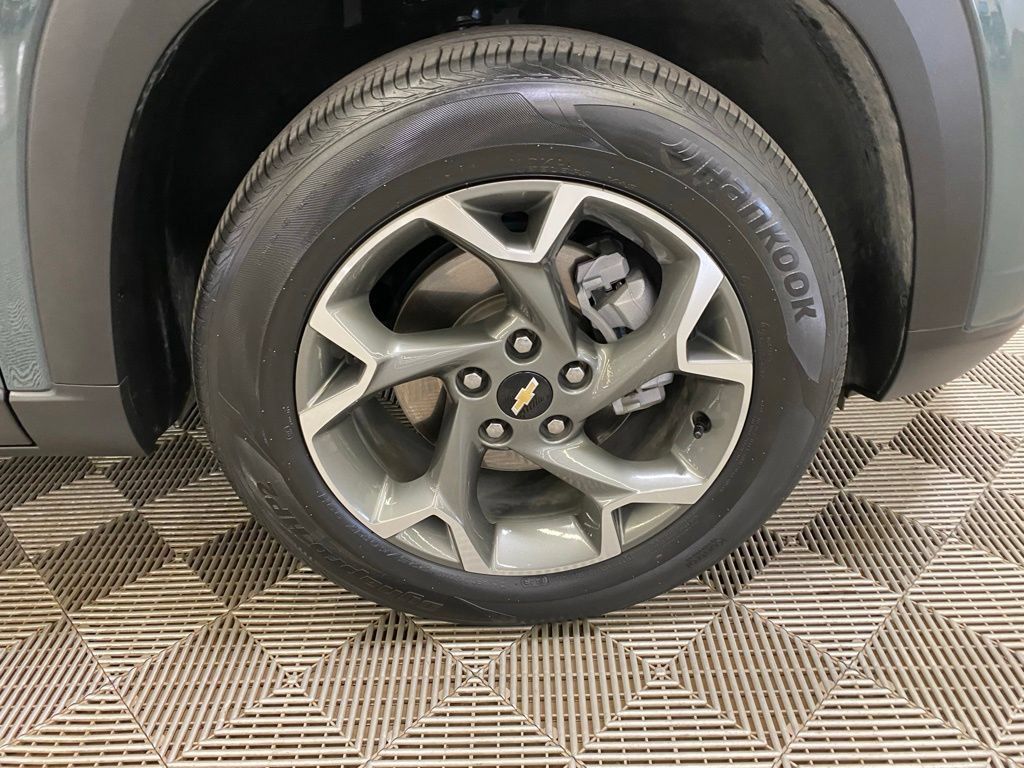 Used 2025 Chevrolet Trax LT FWD image 12