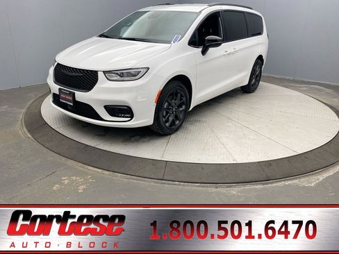 New 2026 Chrysler Pacifica Select w/ S Appearance Package image 1