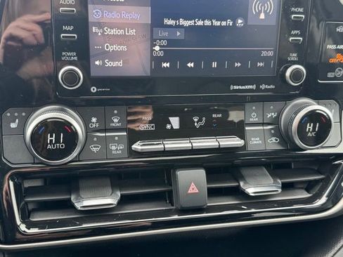 Used 2021 Toyota Highlander XLE AWD/4WD image 13