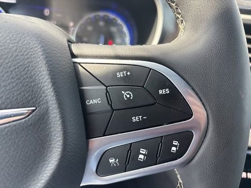 Used 2025 Chrysler Pacifica Select FWD image 13