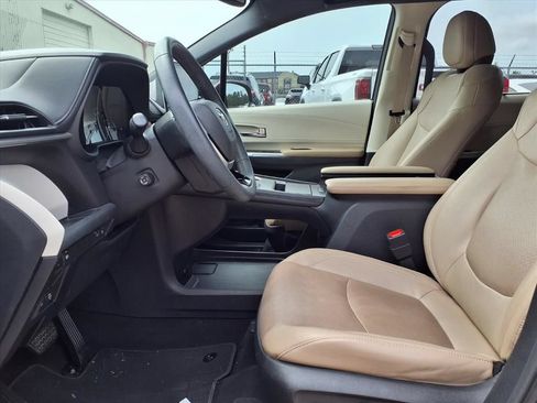 Used 2022 Toyota Sienna Limited FWD image 8