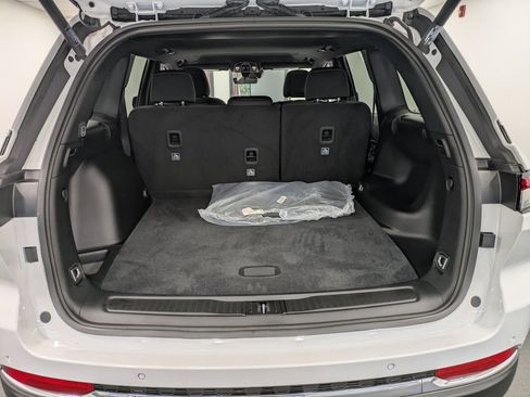 Used 2024 Jeep Grand Cherokee Limited w/ Luxury Tech Group II image 24