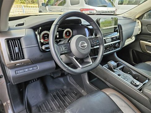 Used 2023 Nissan Pathfinder Platinum w/ Cargo Package image 5