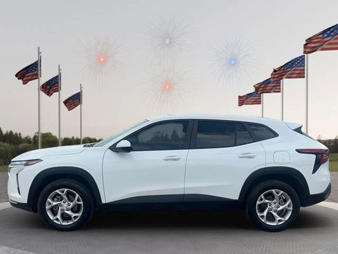 Used 2025 Chevrolet Trax LS w/ LS Convenience Package FWD image 4