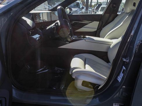 Used 2024 BMW 530i w/ Premium Package image 17