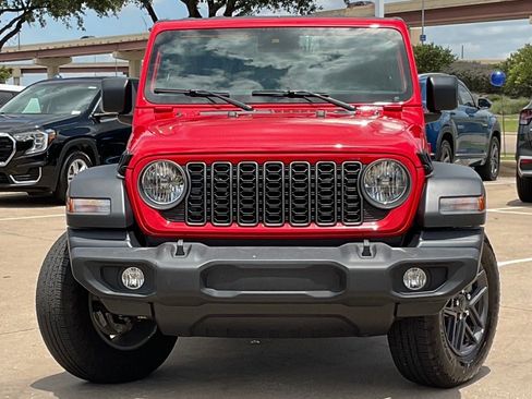 Used 2025 Jeep Wrangler Unlimited Sport AWD/4WD image 2