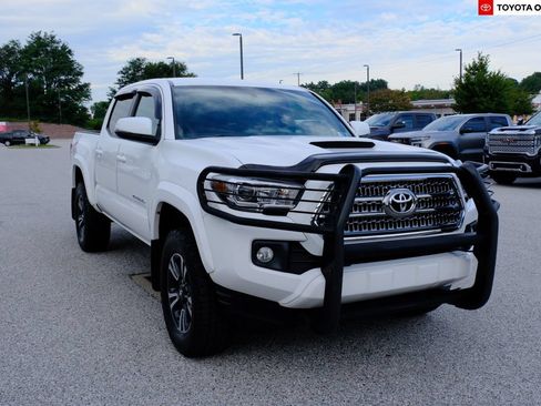 Used 2017 Toyota Tacoma TRD Sport w/ Tow Package (A/T) AWD/4WD image 1