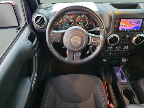 Used 2017 Jeep Wrangler Unlimited Sahara AWD/4WD image 8