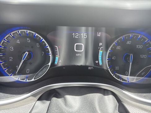 Used 2024 Chrysler Pacifica Limited w/ Uconnect Theater Family Group image 6